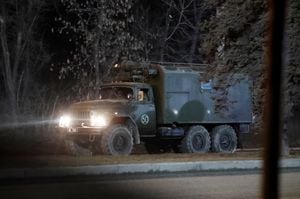 Un vehículo militar se ve en una calle en las afueras de Donetsk.