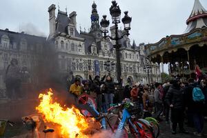 Las bicicletas se queman durante una protesta frente al Ayuntamiento de París, el viernes 14 de abril de 2023 en París. El Consejo Constitucional de Francia aprobó el viernes un plan impopular para aumentar la edad de jubilación de 62 a 64 años, en una victoria para el presidente Emmanuel Macron después de tres meses de protestas masivas. (AP Photo/Thibault Camus)