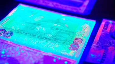 Los billetes auténticos muestras marcas fluorescentes cuando se exponen a una lámpara UV.