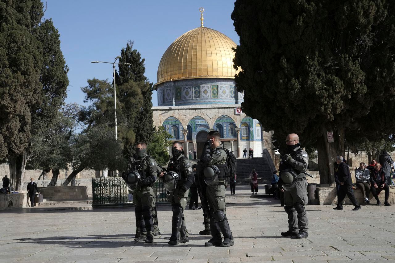 La policía israelí patrulla en el complejo de la mezquita de Al-Aqsa durante una redada en el lugar sagrado ubicado en la Ciudad Vieja de Jerusalén, durante el mes sagrado del islam