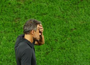 Luis Enrique con la mano en el rostro durante el partido entre España y Marruecos