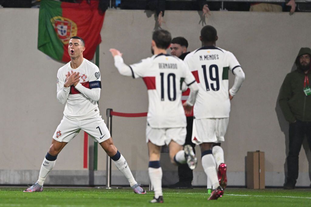 Cristiano Ronaldo anota doblete con Portugal en la victoria 5-0 sobre Luxemburgo.