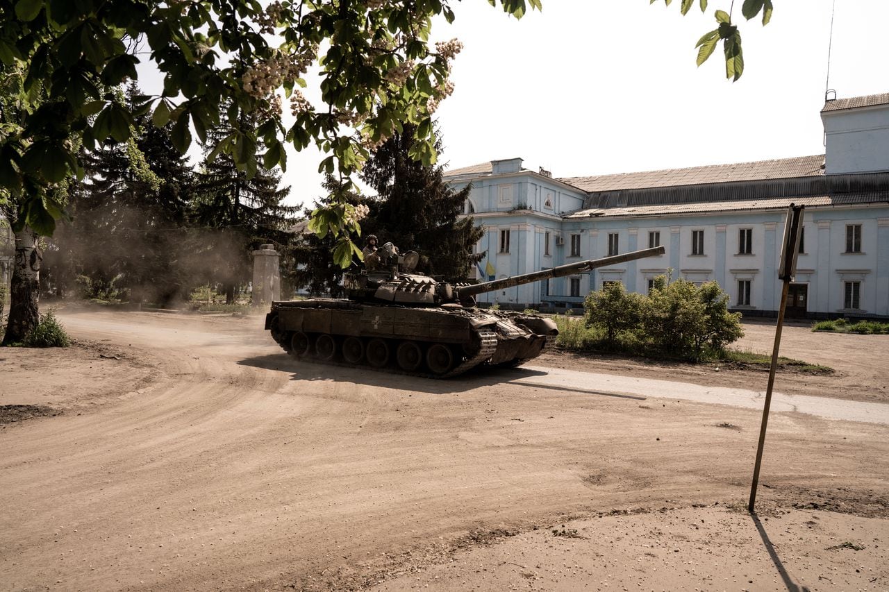 Se ve un tanque en la calle en medio de la guerra Rusia-Ucrania en Chasiv Yar, Ucrania el 14 de mayo de 2023.