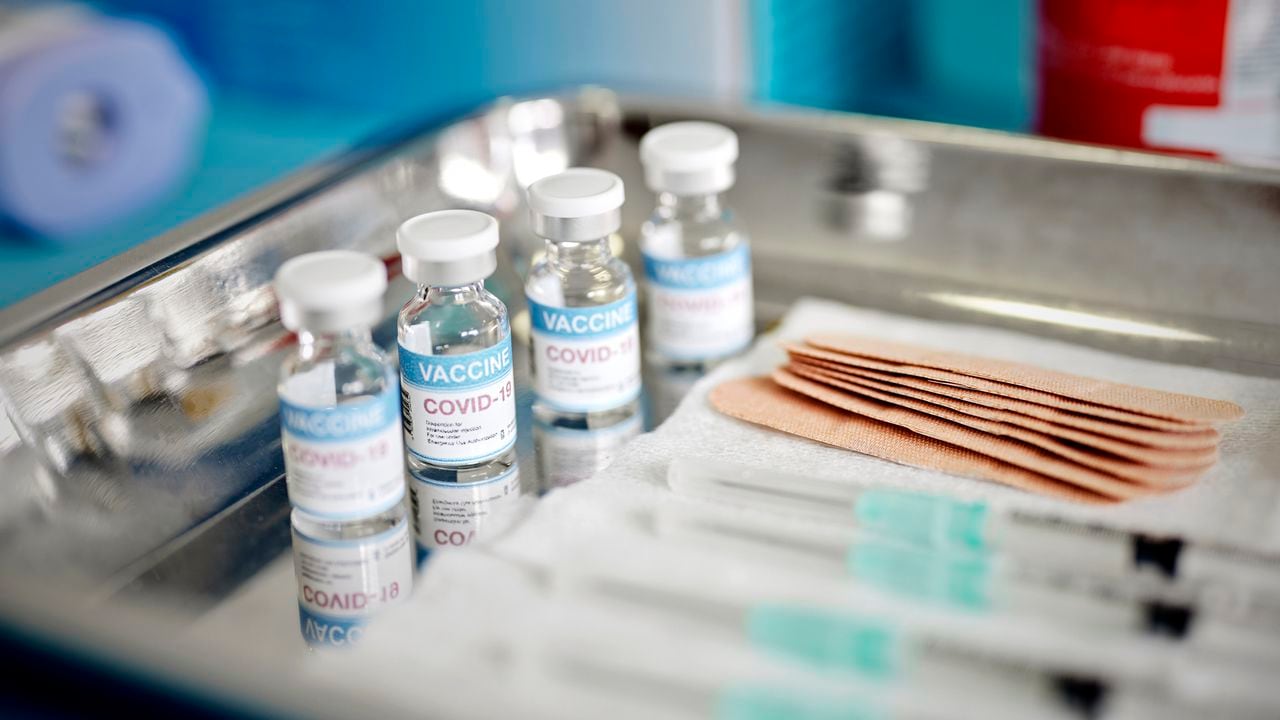 El cierre de viales y jeringas con la vacuna Covid-19 se muestra en una bandeja durante la vacunación - Imagen de referencia