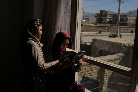 Niñas y mujeres afganas están desesperadas por volver a clase