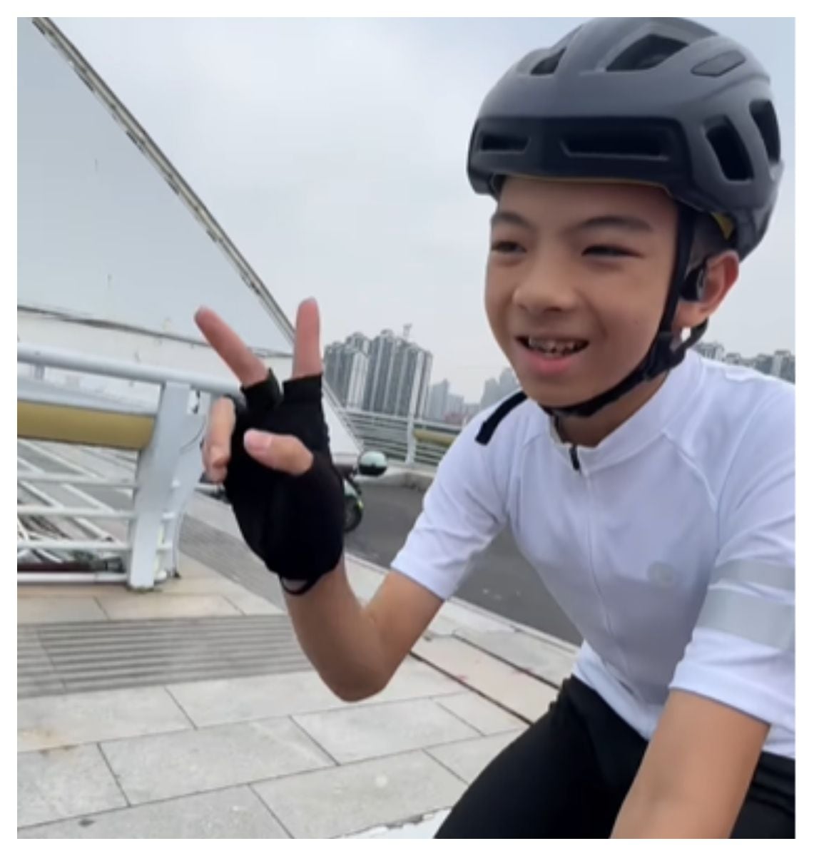 Niño chino le sigue el paso a Rigoberto Urán en su bicicleta