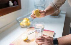 El limón y el agua pueden convertirse en la clave para eliminar ciertos olores y manchas.