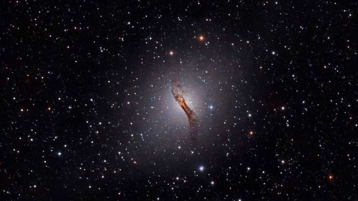 Retrato de la galaxia Centaurus A desde el Desierto de la Tatacoa.