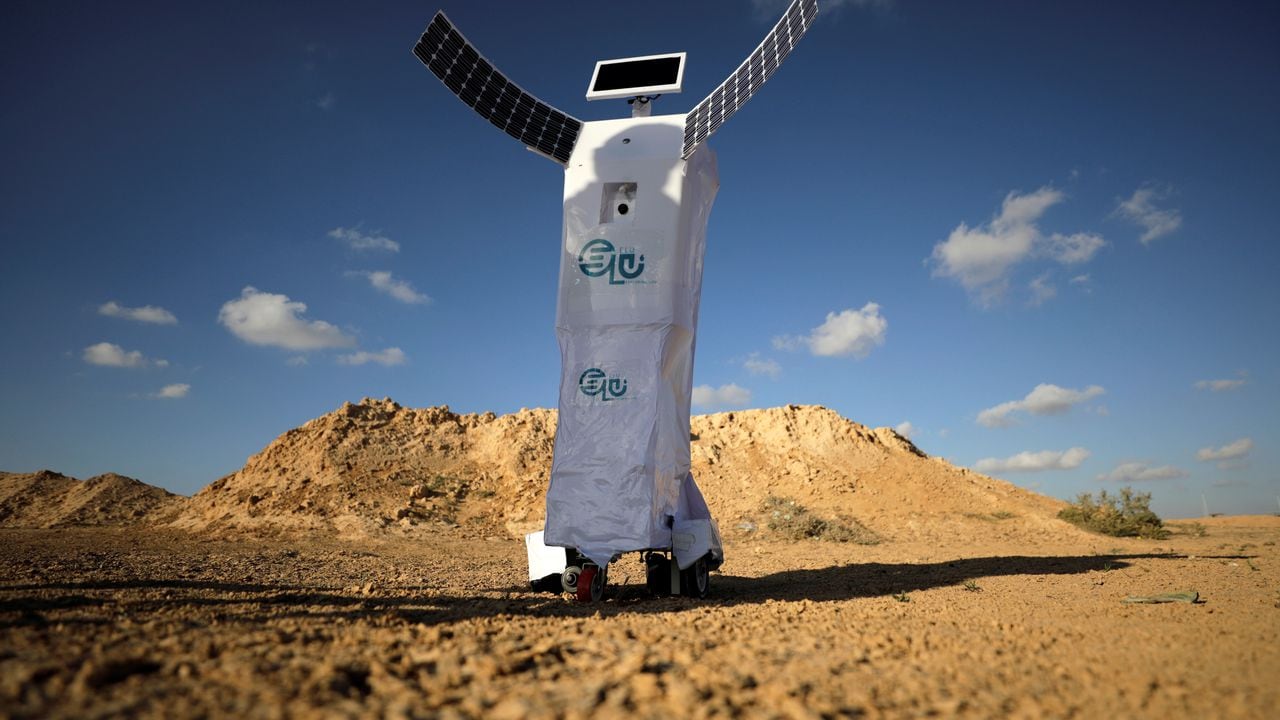 El ELU, un robot de control remoto que puede extraer agua del aire, inventado por Mahmoud El-Komy, un ingeniero de mecatrónica egipcio de 27 años, se muestra en el desierto de Borg Al Arab, Alejandría. REUTERS / Mohamed Abd El Ghany