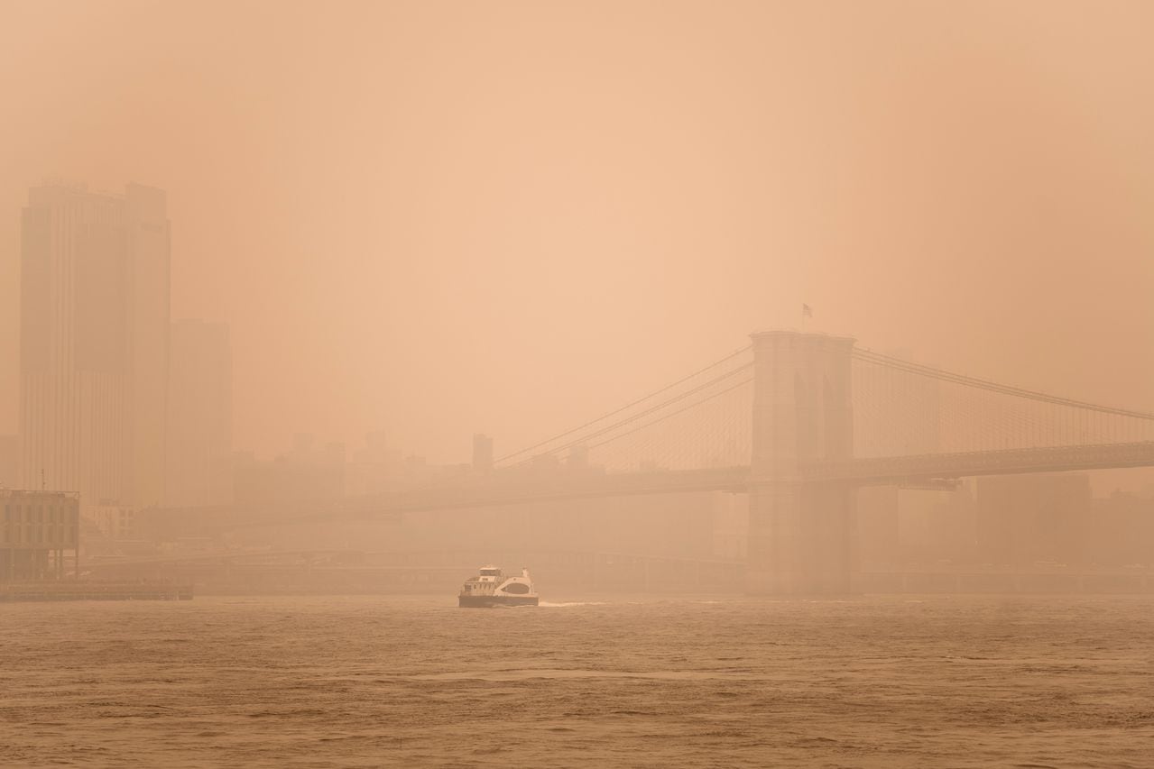El horizonte del Bajo Manhattan y el puente de Brooklyn están oscurecidos por cielos brumosos el 7 de junio de 2023 en la ciudad de Nueva York. El humo y la neblina de los grandes incendios forestales en Canadá han cubierto la región de la ciudad de Nueva York, bloqueando la luz solar y elevando el índice de calidad del aire a niveles peligrosos. Scott Heins/Getty Images/AFP (Foto de Scott Heins/GETTY IMAGES NORTH AMERICA/Getty Images vía AFP)