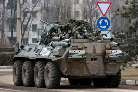 Vehículos blindados del Ejército de Rusia visto el 25 de febrero en Armyansk, Crimea. (Foto: Stringer | AFP)
