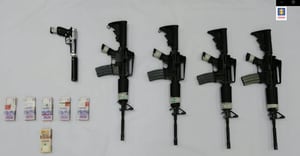 La Fiscalía capturó al llamado Gurú de las armas que en su propia casa y en el noroccidente de Bogotá desarrolla armas para el Clan del Golfo, las Farc y el ELN.
