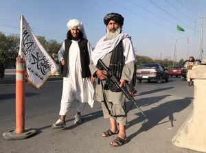 FOTO DE ARCHIVO: Un combatiente talibán con un rifle de asalto M16 se encuentra frente al Ministerio del Interior en Kabul, Afganistán, el 16 de agosto de 2021.REUTERS / Stringer / Foto de archivo