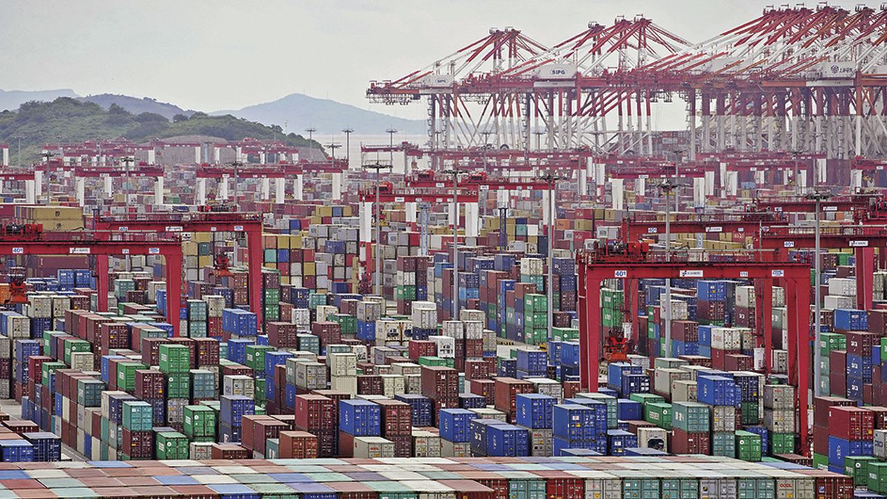 La mayor congestión se vive en los puertos chinos, con cientos de barcos esperando el desarrollo de las operaciones comerciales. El trancón de contenedores es gigantesco.