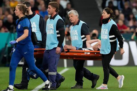 Keira Walsh, de Inglaterra, sale de la cancha después de que se lesionara durante el partido de fútbol del Grupo D de la Copa Mundial Femenina entre Inglaterra y Dinamarca en el Estadio de Fútbol de Sydney en Sydney, Australia, el viernes 28 de julio de 2023. (AP Foto/Mark Baker)