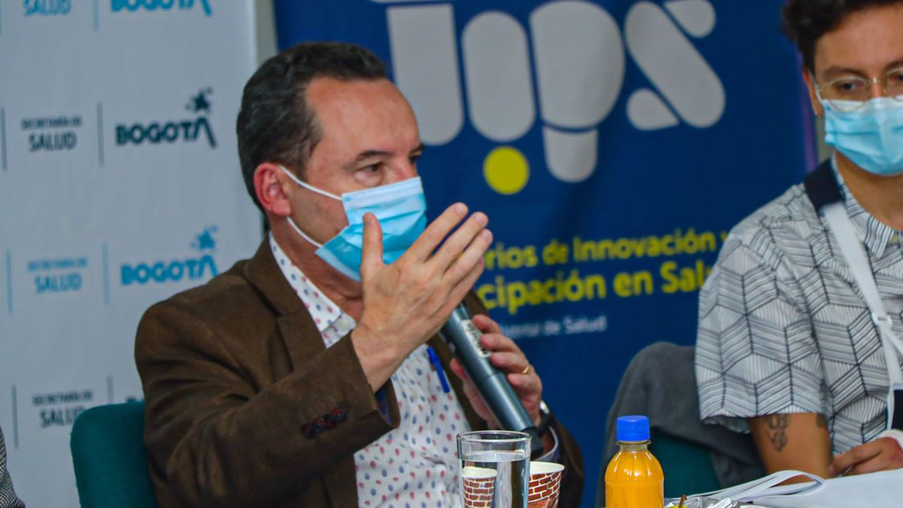 Secretario de Salud, Alejandro Gómez, entregando los detalles de la encuesta sobre comunidad cannábica.