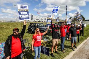 El sindicato United Auto Workers del equipo de motores 50 forma parte del piquete frente al complejo de ensamblaje Stellantis Toledo el lunes 18 de septiembre de 2023 en Toledo, Ohio.(Isaac Ritchey/The Blade via AP)