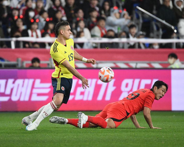 Colombia vs Corea del Sur (Rafael Santos Borré en duelo con un rival coreano).