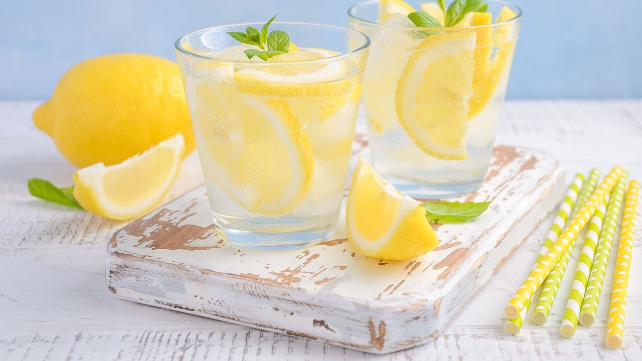El agua de limón ayuda a fortalecer el sistema inmune.