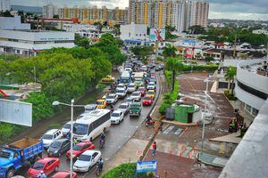 El mal estado de las vías de Cartagena genera problemas en la movilidad.