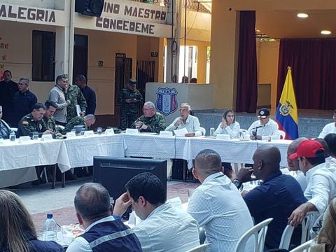 La cúpula militar, el Gobierno Nacional y los mandatarios locales se reúnen en una institución educativa de Samaniego.