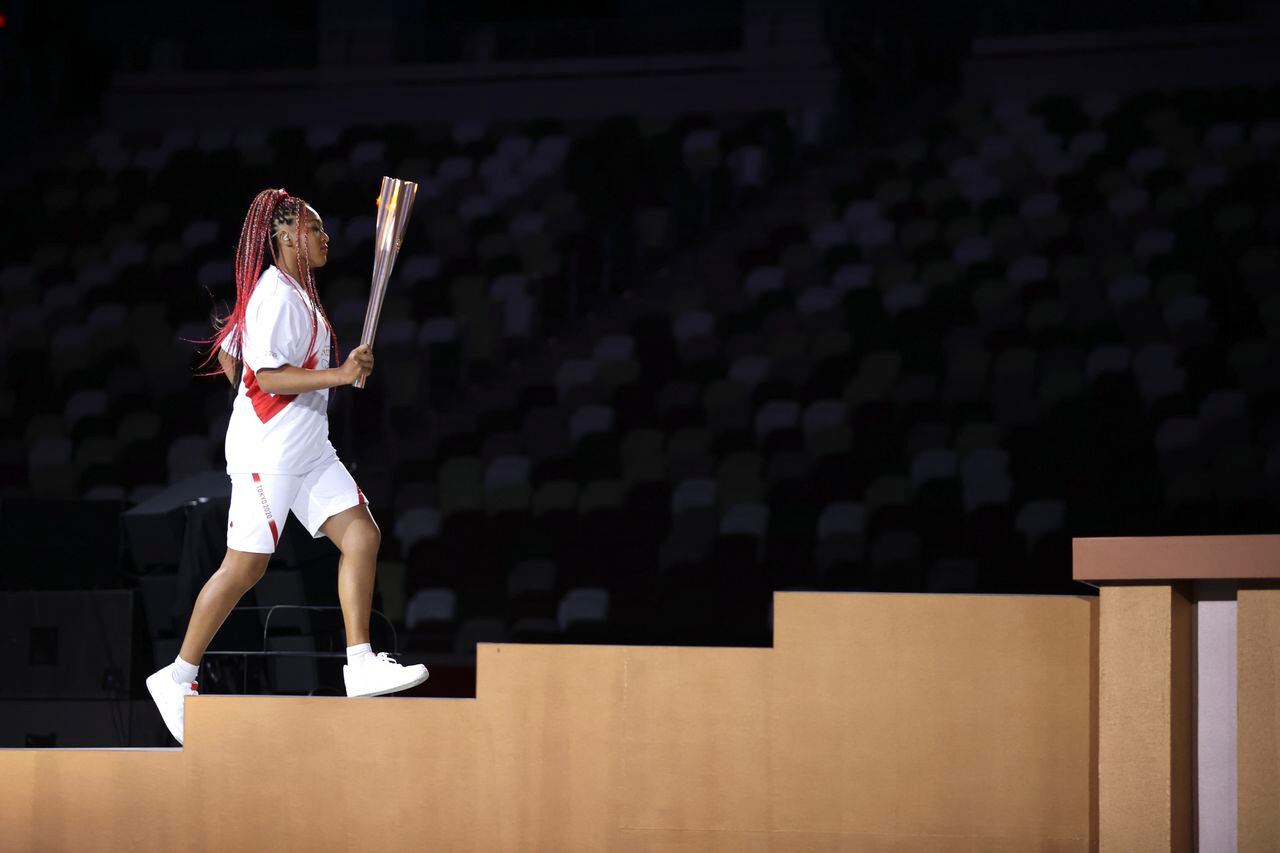 Naomi Osaka camino al Caldero Olímpico.