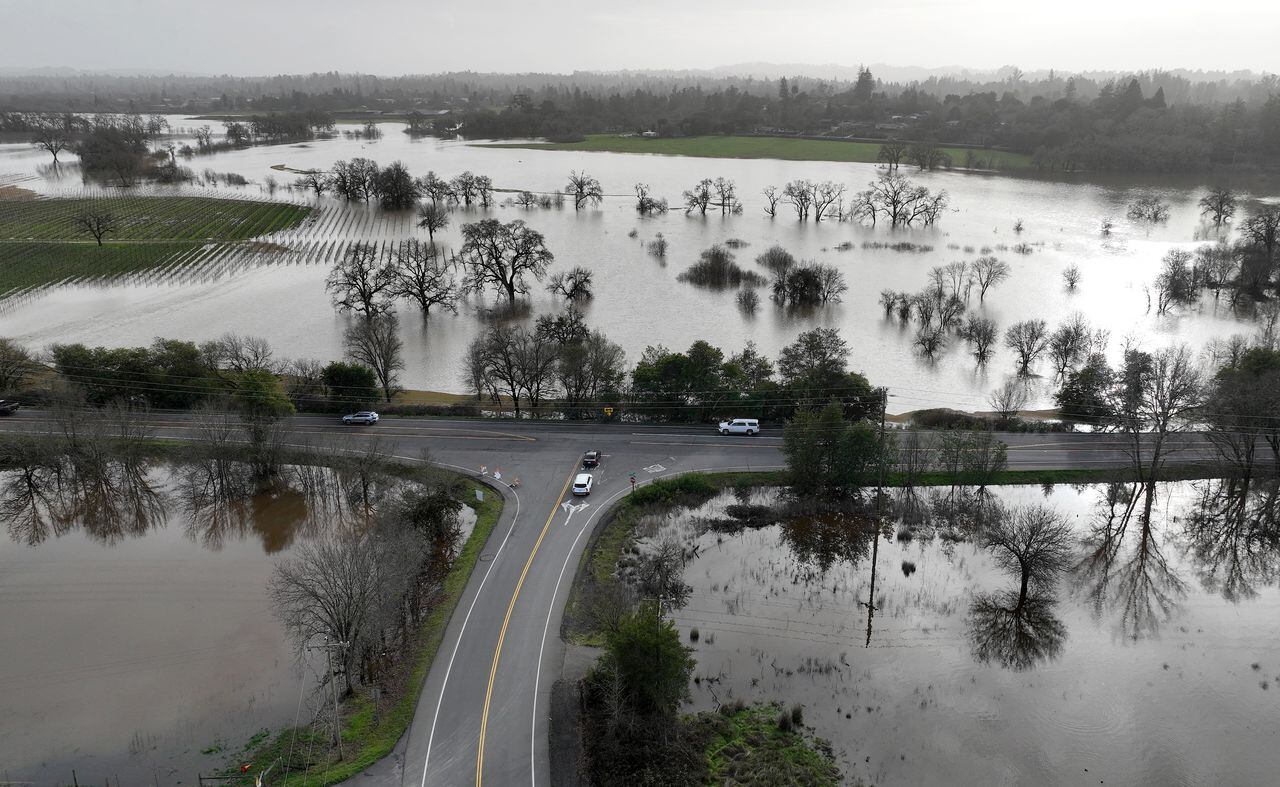 Santa Rosa, California - January 9: In An Aerial View, Floods Fill Fields On January 9, 2023 In Santa Rosa, California.  The San Francisco Bay Area And Much Of Northern California Are Still In The Grip Of A Powerful Atmospheric Riparian Event That Has Brought High Winds And Torrential Rain.  The Storm Has Downed Trees, Flooded Streets And Left Thousands Without Power.  Storms Are Brewing Over The Pacific Ocean And Are Expected To Bring More Rain And Wind Through The End Of The Week.  Justin Sullivan/Getty Images/Afp (Photo By Justin Sullivan/Getty Images North America/Afp Via Getty Images)