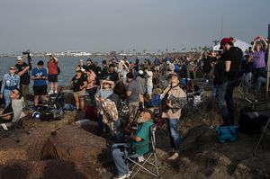 Cientos de personas se reunieron en South Padre Island, Texas, pera presenciar el lanzamiento del Starship de SpaceX. Foto: Agencia AFP/ El País
