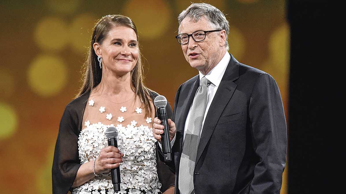 William Henry Gates III, conocido como Bill Gates, es un empresario, informático y filántropo estadounidense, conocido por haber creado y fundado junto con Paul Allen, la empresa Microsoft.