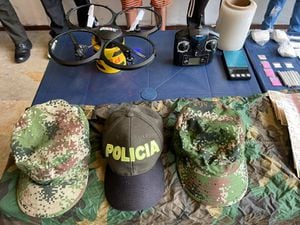 Además de drogas y un dron, a esta banda le encontraron prendas de uso privativo de las fuerzas militares y policiales.