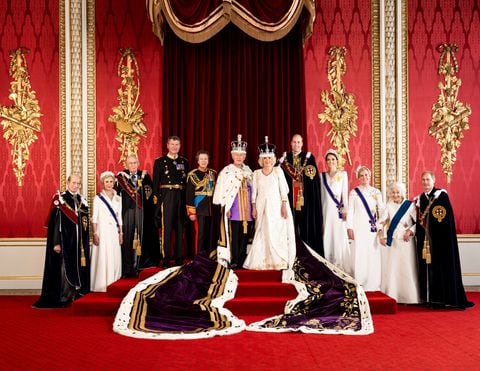 La familia real luego de la coronación de Carlos III.