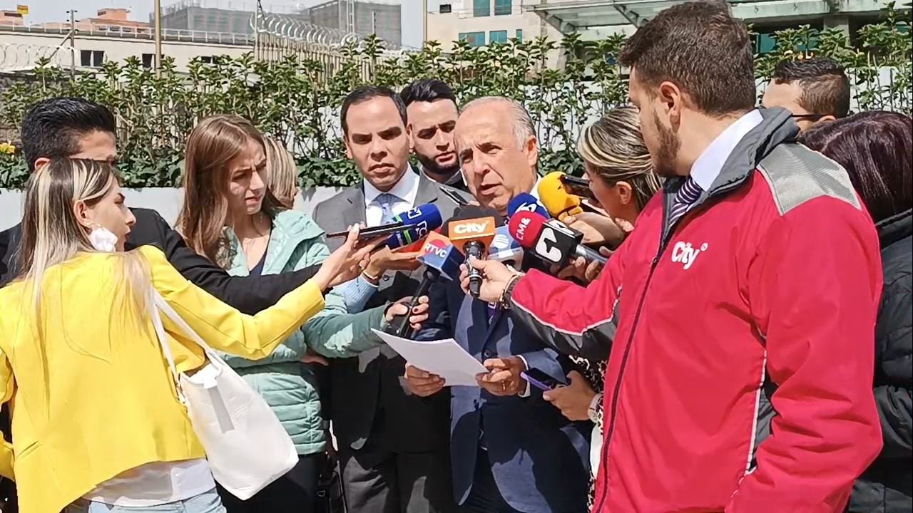 Rueda de prensa de Guillermo Reyes luego de interponer a denuncia contra VIVA Air ante la Fiscalía General de la Nación