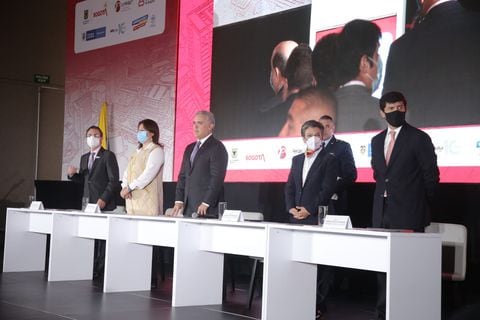 Presidente Iván Duque, la alcaldesa Claudia López y la ministra de Comercio, María Ximena Lombana, en la firma del memorando de entendimiento.