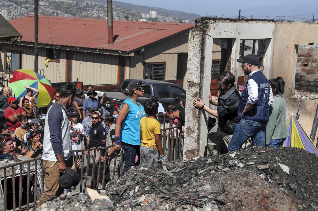 El presidente chileno, Gabriel Boric, visita las zonas afectadas por los incendios.