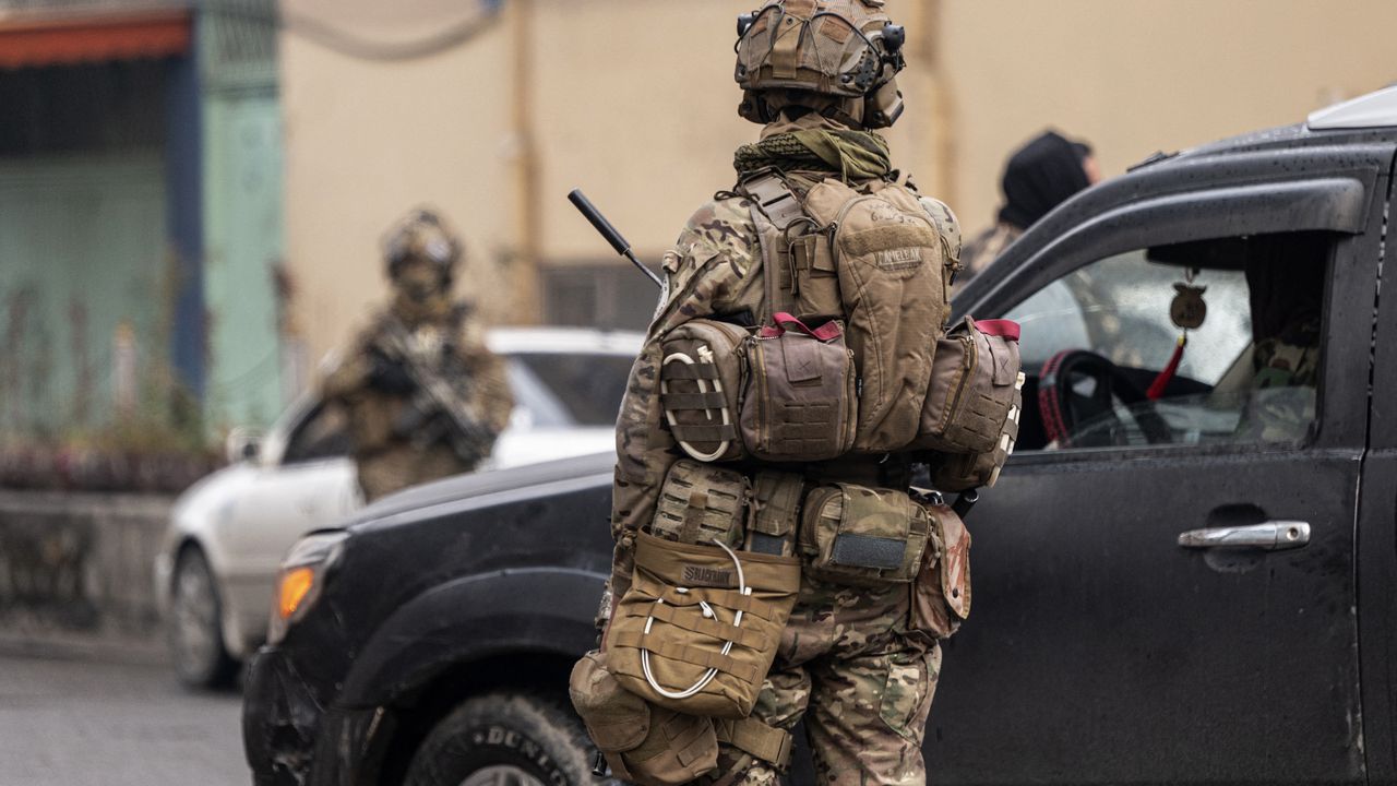 Fuerzas talibanas resguardan la zona del atentado terrorista.