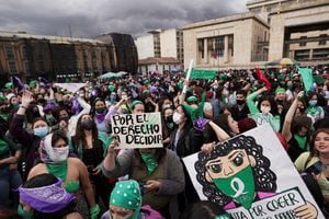 La gente participa en una manifestación en apoyo del aborto legal y seguro durante una marcha para conmemorar el Día Internacional del Aborto Seguro en Bogotá, Colombia, el 28 de septiembre de 2021. El cartel dice: "Por el derecho a decidir". Foto REUTERS / Nathalia Angarita