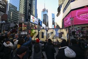 Los números "2023" de la víspera de Año Nuevo llegaron a la mundialmente famosa Times Square de Nueva York en Nueva York, Estados Unidos, el 20 de diciembre de 2022. Solo unos días antes del año nuevo, los preparativos para la víspera de Año Nuevo Las celebraciones continúan con mucha ilusión. Los números que se encenderán a la medianoche del 31 de diciembre fueron llevados a la ciudad. (Foto de Fatih Aktas/Agencia Anadolu a través de Getty Images)