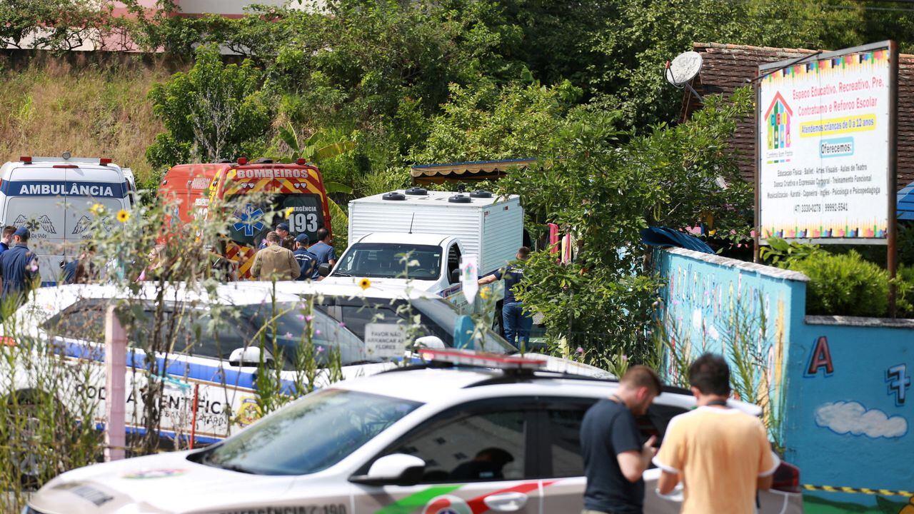 Una vista muestra a técnicos forenses, ambulancias y policías afuera de una escuela preescolar después de que un hombre de 25 años atacara a niños, matando a varios e hiriendo a otros, según la policía local y el hospital, en Blumenau