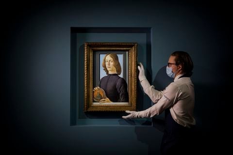 "Joven sosteniendo un medallón" de Sandro Botticelli  subastado por Sotheby's en enero de 2021. Foto: Tristan Fewings/Getty Images for Sotheby's
