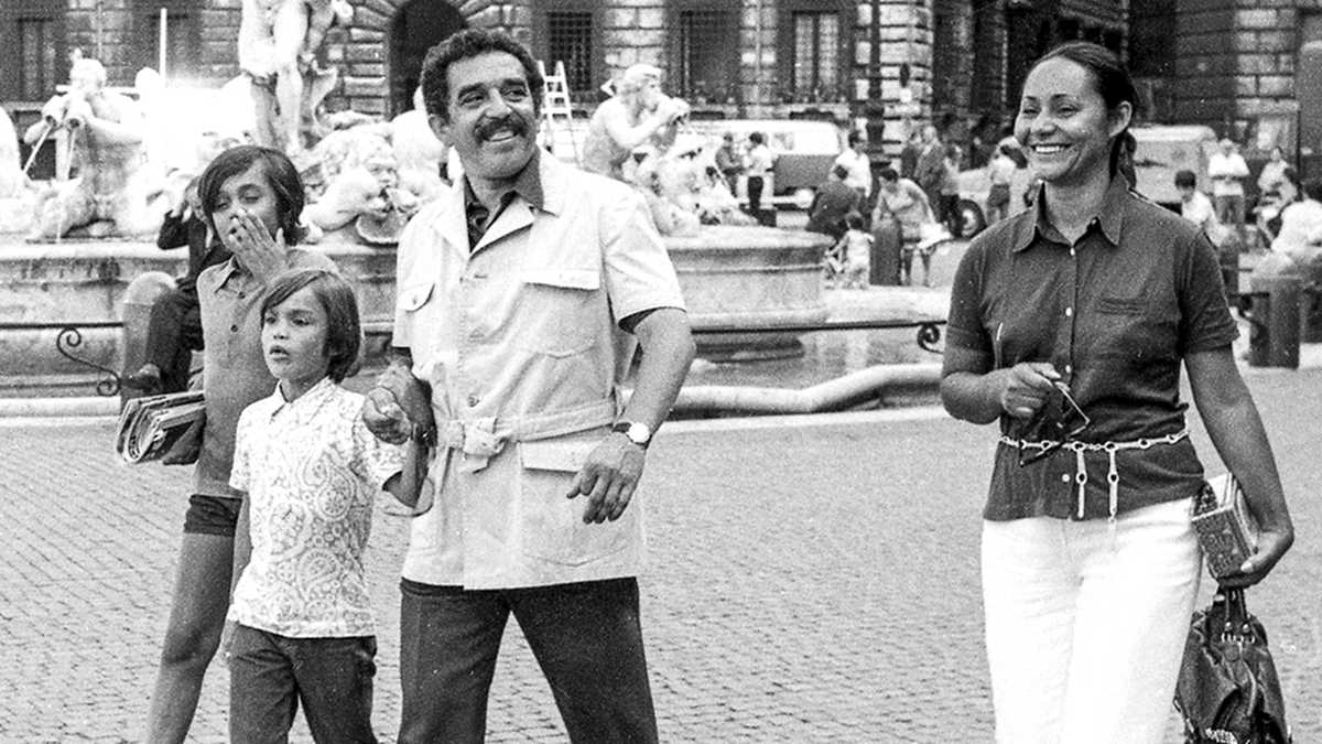  El “club de los cuatro” de paseo por Roma, en 1969. Gabo les ponía a sus hijos Rodrigo y Gonzalo apodos cariñosos como Perro Burro y los saludaba con un “¿cómo va la vaina?”. 