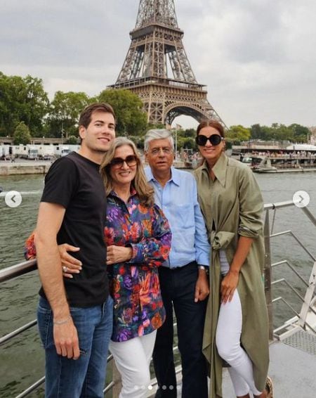 Andrea Serna junto a su familia en París, Francia.