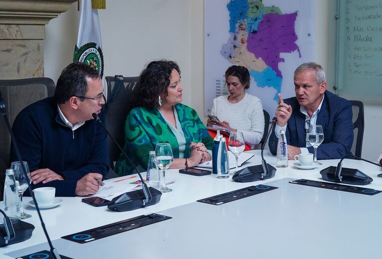 En la reunión con el ministro del Interior, estuvieron las directivas de la Alianza Verde.