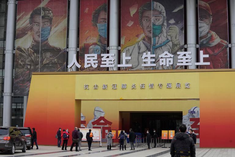 Miembros del equipo de la Organización Mundial de la Salud llegan a una exposición sobre la lucha contra el coronavirus en Wuhan, en la provincia central china de Hubei, el sábado 30 de enero de 2021.