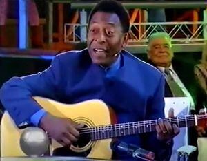 Pelé interpretó la canción en el programa de a Maradona.