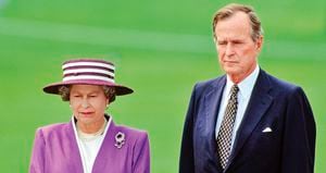 1991: George H. Bush con la reina Isabel en Washington.