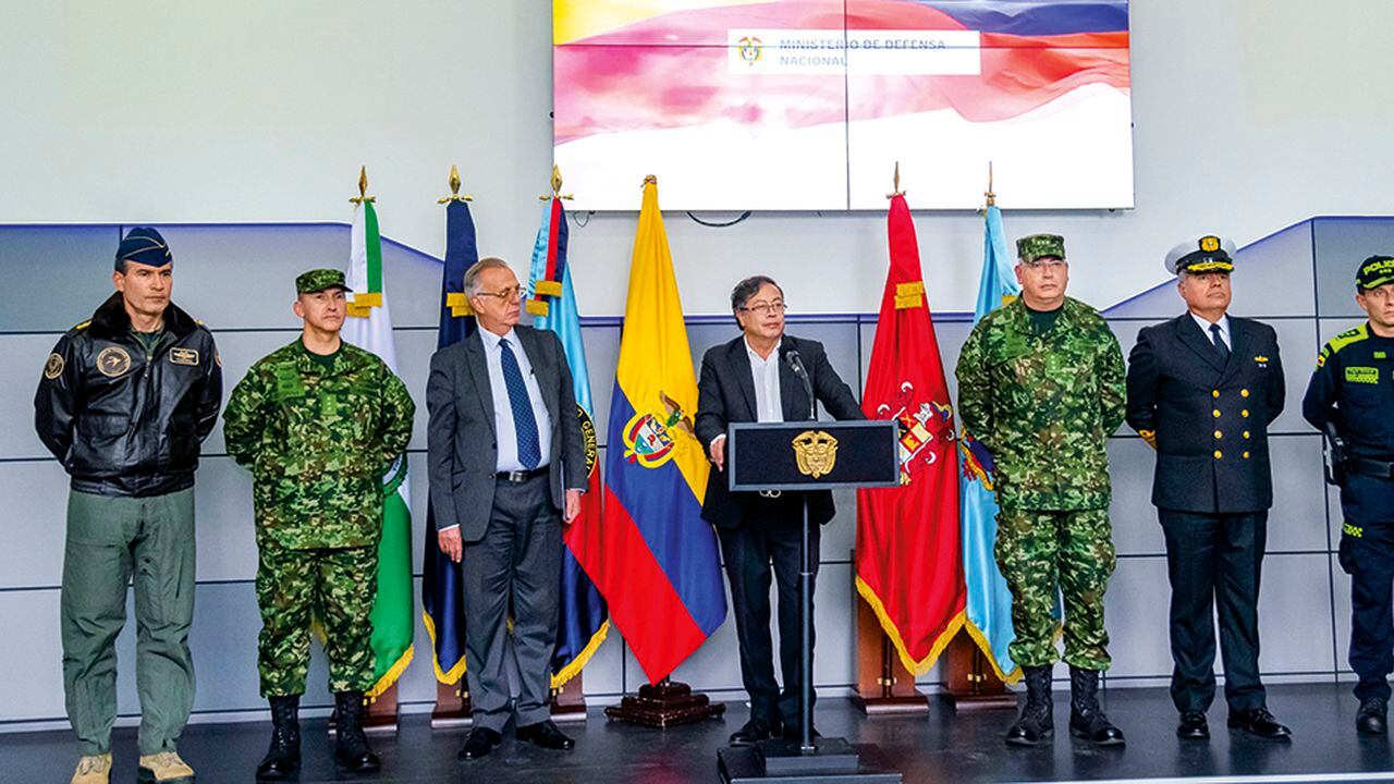   El presidente Gustavo Petro, acompañado por el ministro de Defensa, Iván Velásquez, y la cúpula recién nombrada de las Fuerzas Armadas.