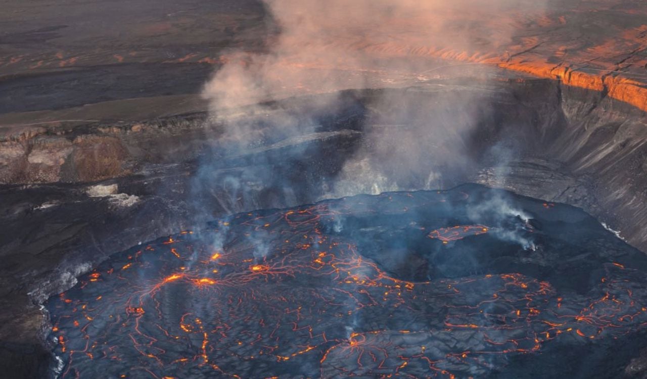 Ríos de lava se forman tras la erupción del volcan Kilauea en Hawái, Estados Unidos.