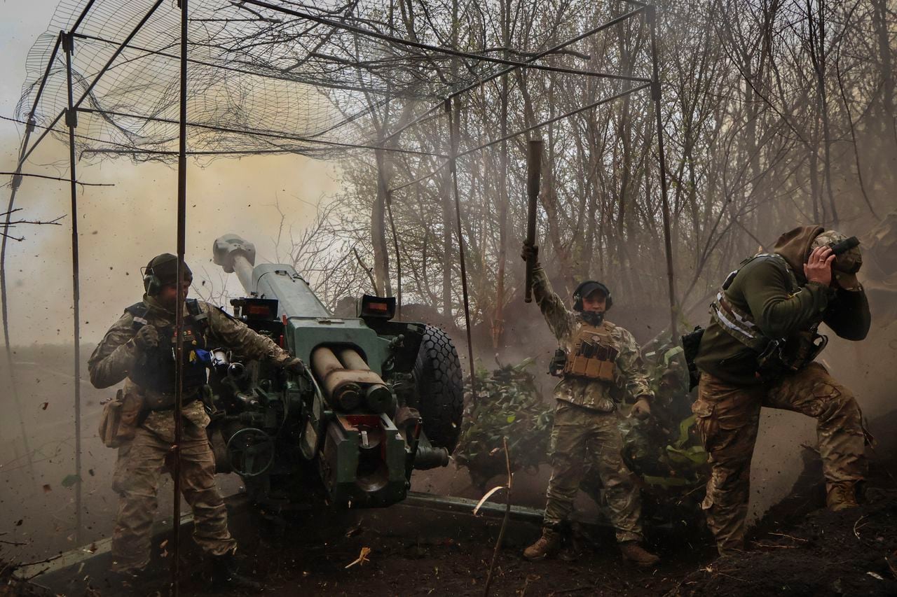 Soldados ucranianos batallando cerca de Bájmut, en Ucrania, el 19 de abril de 2023.   (Roman Chop via AP)