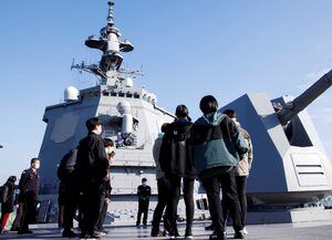 : Los participantes miran alrededor del buque de la Fuerza de Autodefensa Marítima de Japón en un evento de reclutamiento en Yokosuka, Japón , el 10 de diciembre de 2022. REUTERS/Androniki Christodoulou/Foto de archivo