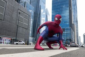 NUEVA YORK, NUEVA YORK - 8 DE OCTUBRE: Un cosplayer disfrazado de Spiderman posa en la calle fuera del Día 2 de la Comic Con de Nueva York en el Javits Center el 8 de octubre de 2021 en la ciudad de Nueva York. Comic Con ha vuelto este año tras ser cancelada en 2020 por la pandemia de coronavirus. (Foto de Alexi Rosenfeld / Getty Images)